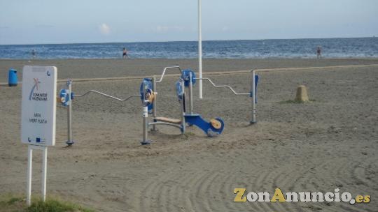 CON DOS PISCINAS Y 100 METROS DE LA PLAYA, APARCAMIENTO.
